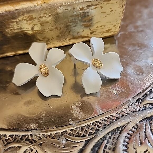 White Floral Earrings With Gold Tone Stamen - Picture 1 of 5